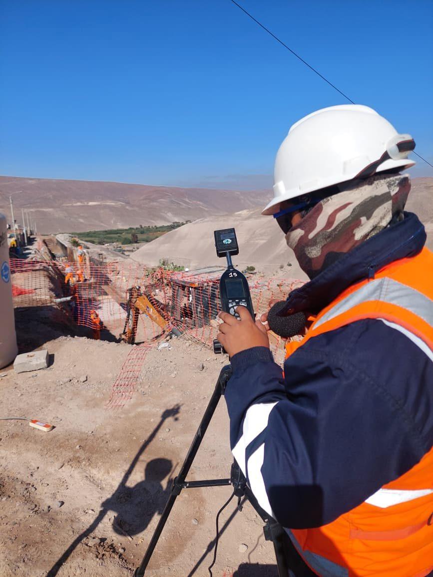 Técnico de Biomás midiendo ruido con sonómetro en el puesto de trabajo
